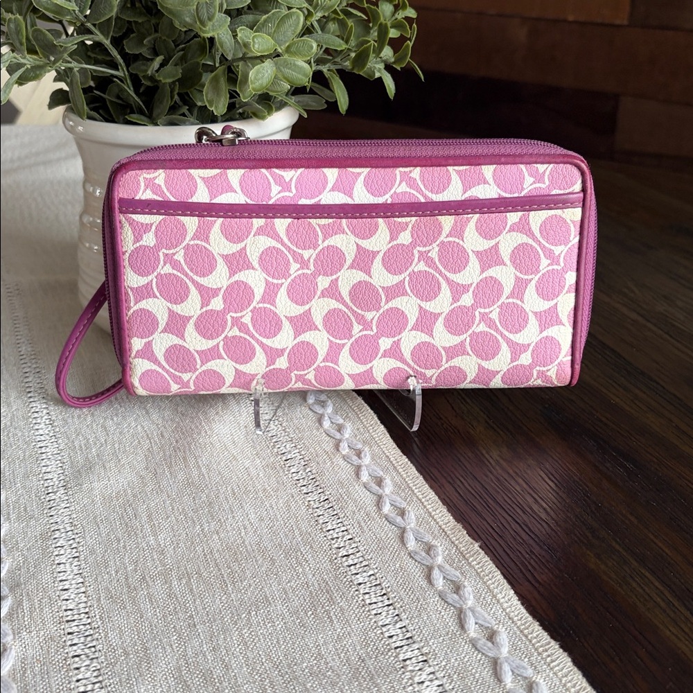 Coach Chelsea Collection Wristlet Clutch with hangtag
🎉Host Pick🎉 - Picture 2 of 11
